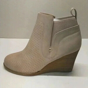 Dolce Vita size 9 women's booties Gerdy ankle wedge neutral fall boot new